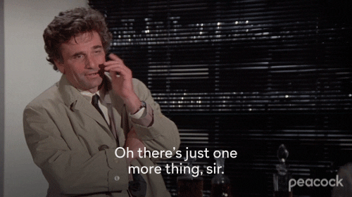 Columbo diciendo su clásica frase de "Una cosa más"